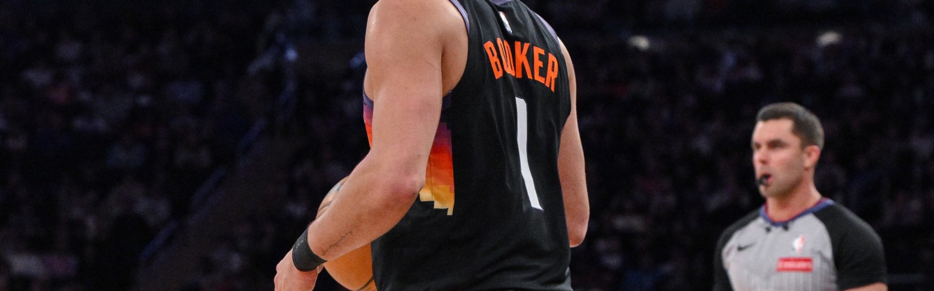 开云体育app-再找找状态！布克复出19中6拿到17分6助 三分9中4